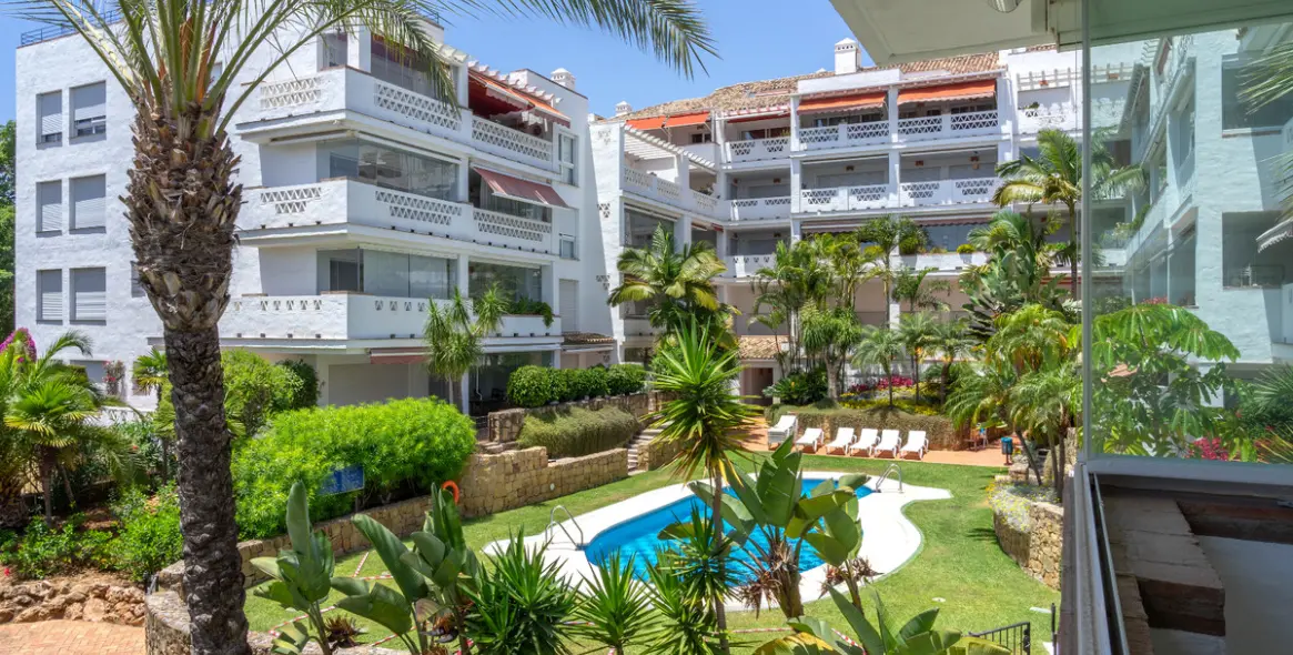 Продажа апартаментов на среднем этаже в The Golden Mile 1