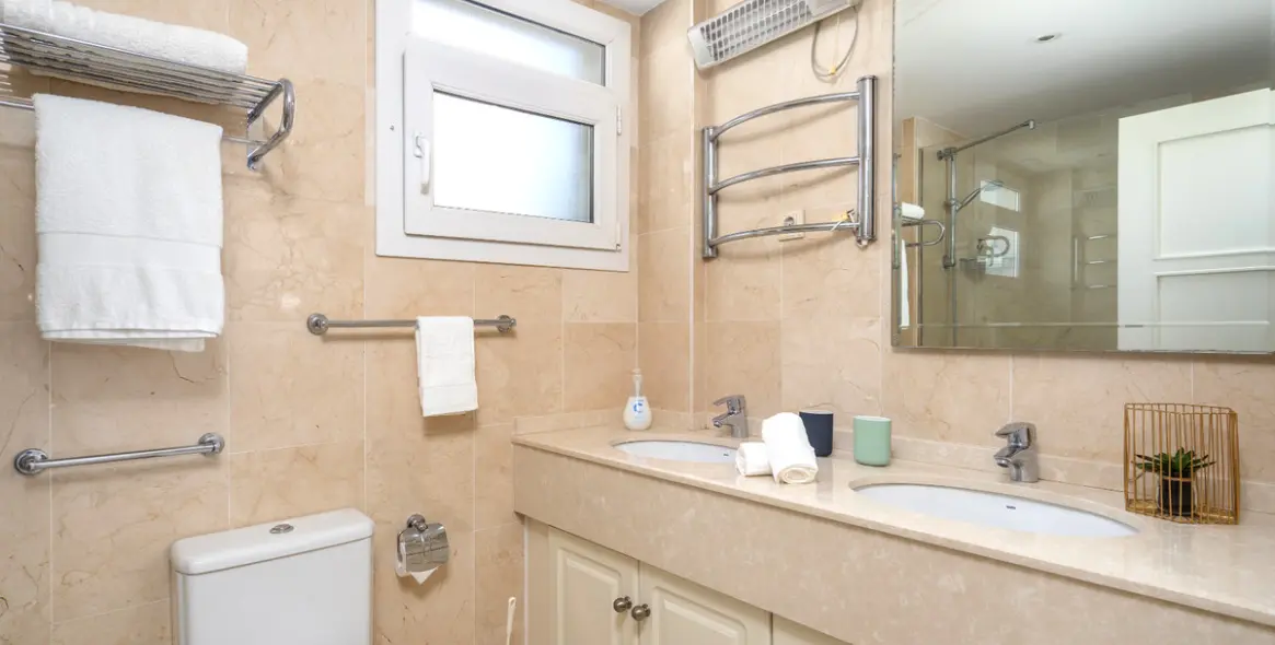 Продажа апартаментов на среднем этаже в The Golden Mile 18