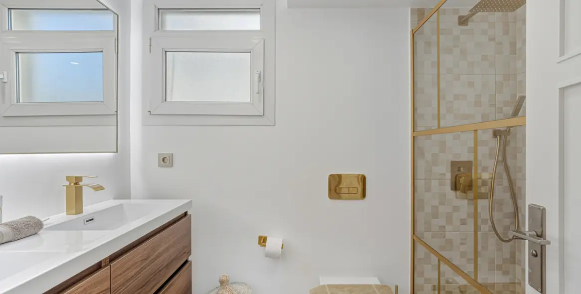 Продажа апартаментов на среднем этаже в The Golden Mile 26