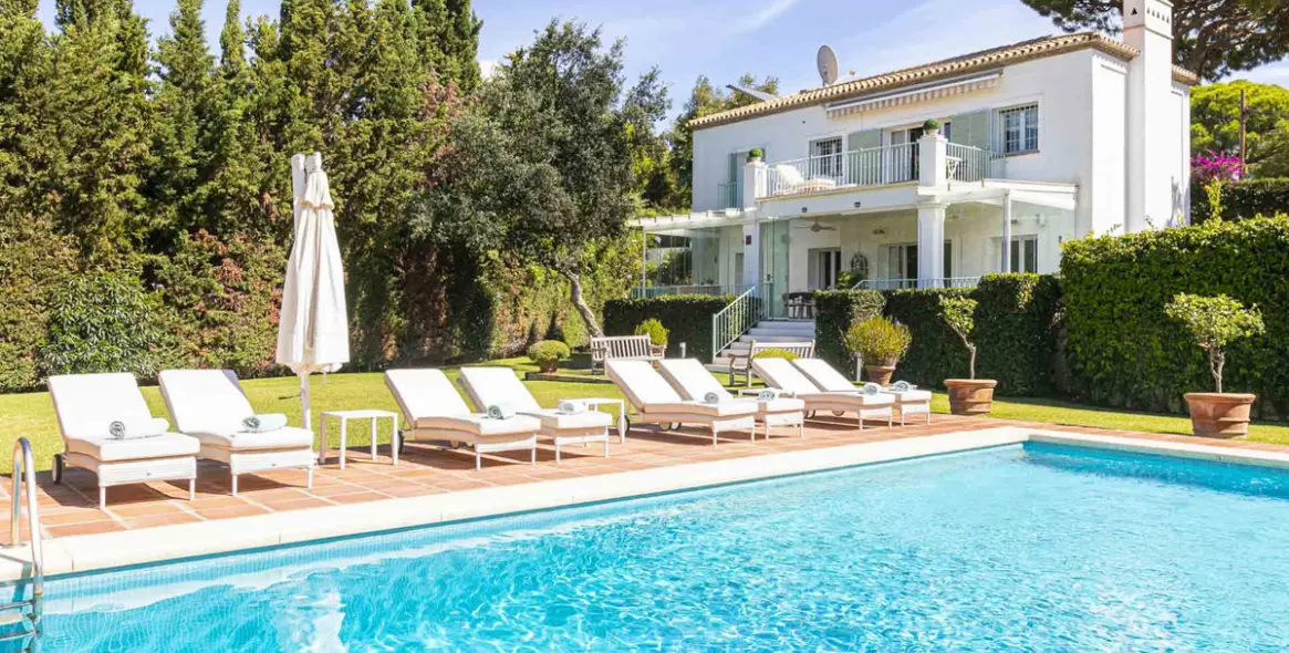 Продажа  отдельно стоящей виллы в Elviria 1