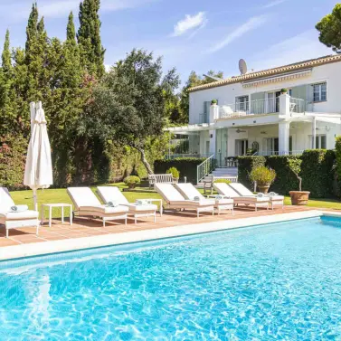 Продажа  отдельно стоящей виллы в Elviria