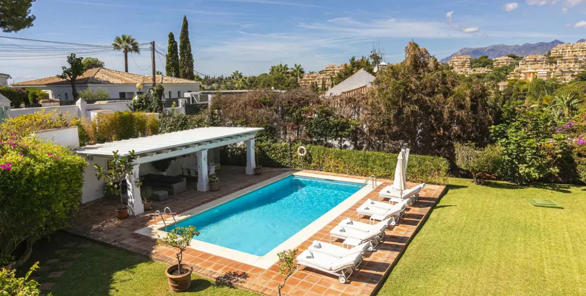 Продажа  отдельно стоящей виллы в Elviria 2