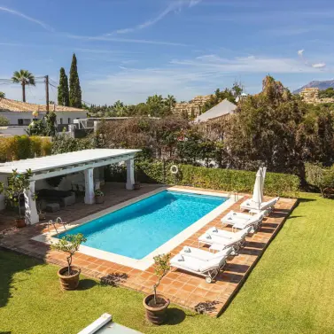 Продажа  отдельно стоящей виллы в Elviria