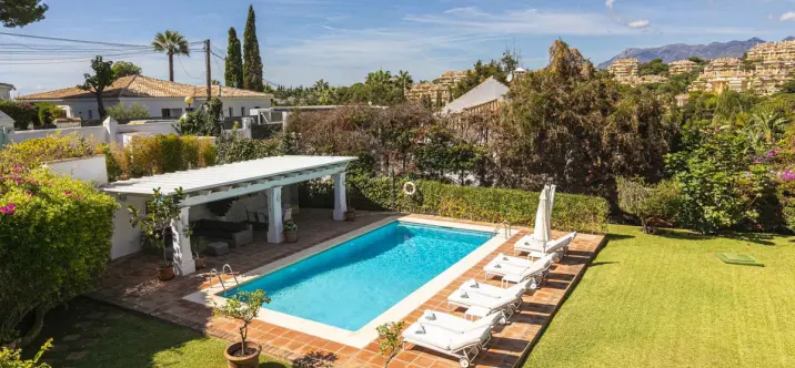 Продажа  отдельно стоящей виллы в Elviria 1