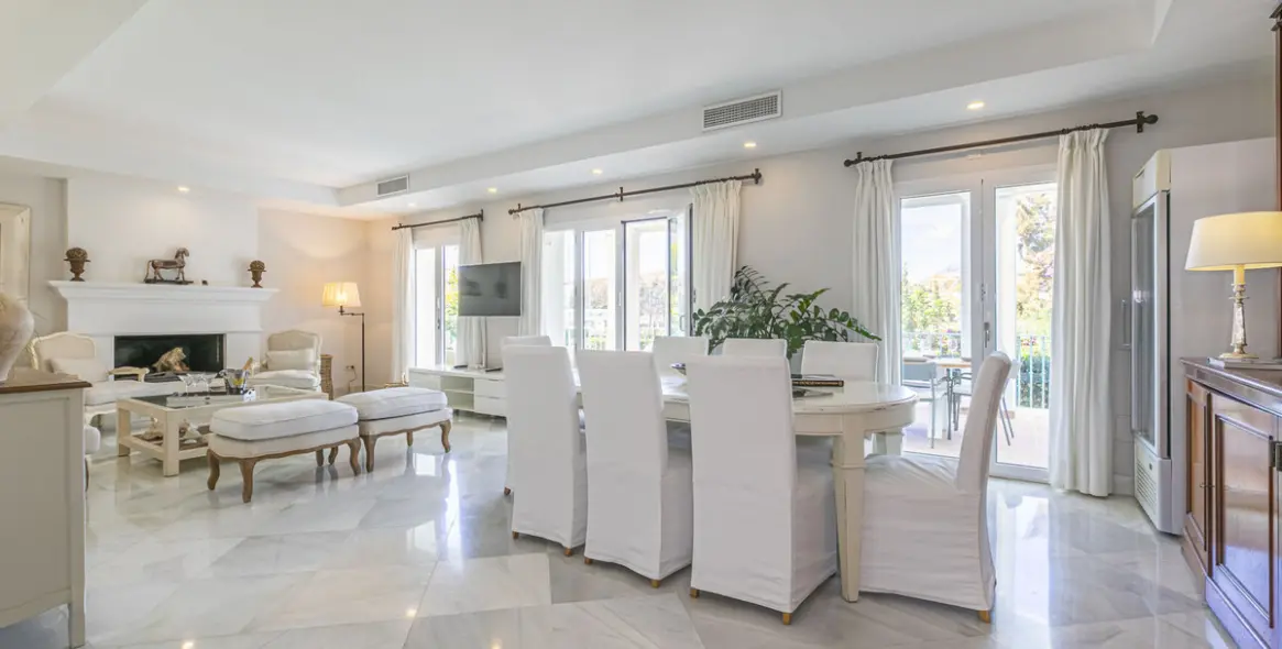 Продажа  отдельно стоящей виллы в Elviria 4