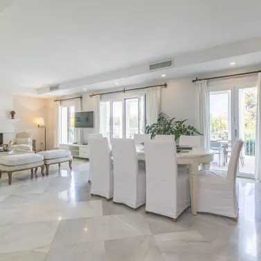 Продажа  отдельно стоящей виллы в Elviria