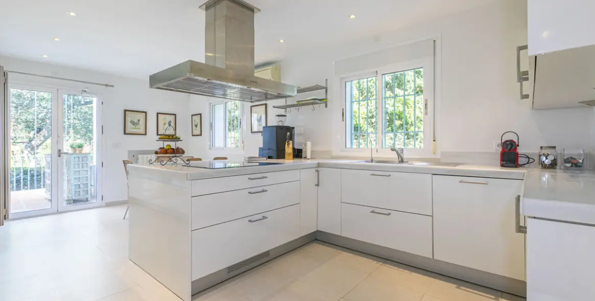 Продажа  отдельно стоящей виллы в Elviria 5