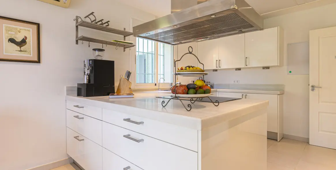 Продажа  отдельно стоящей виллы в Elviria 6