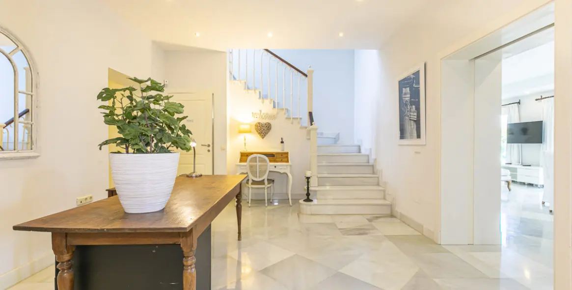 Продажа  отдельно стоящей виллы в Elviria 9