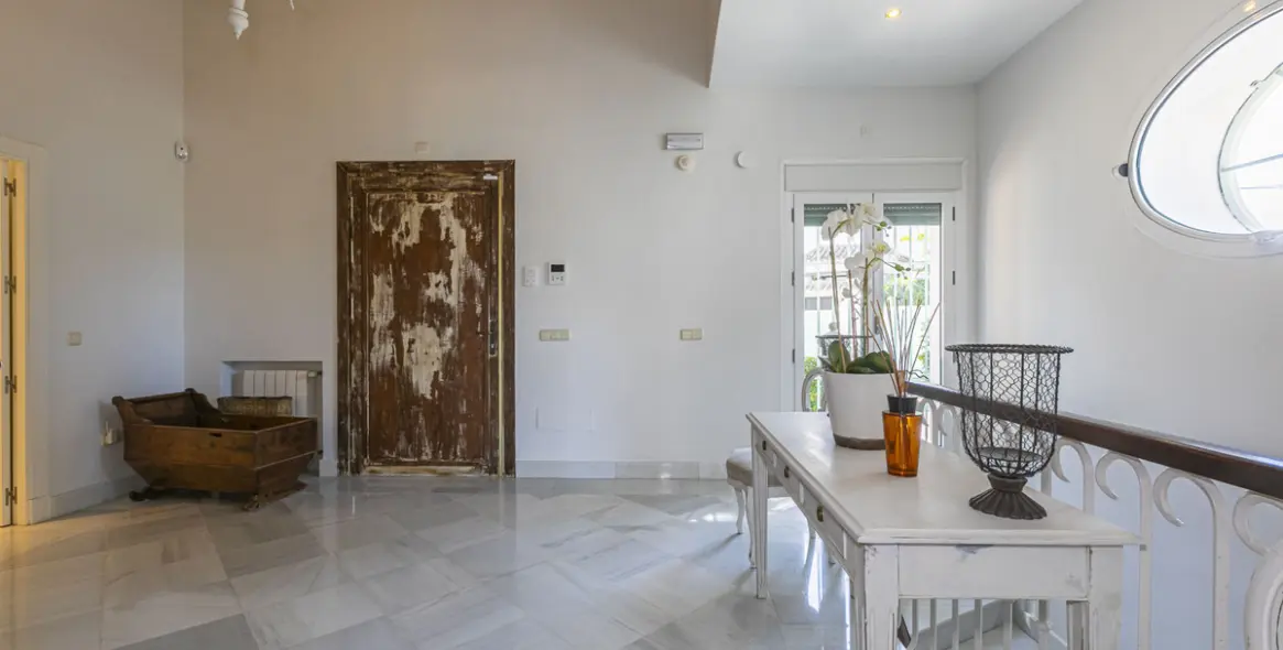 Продажа  отдельно стоящей виллы в Elviria 10