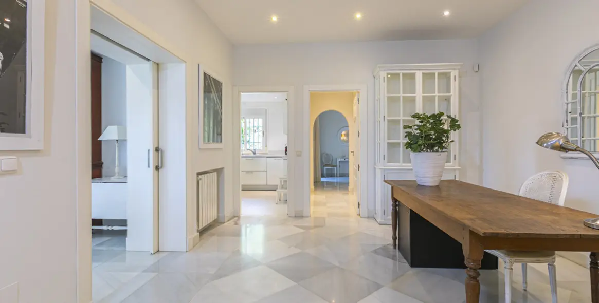 Продажа  отдельно стоящей виллы в Elviria 11