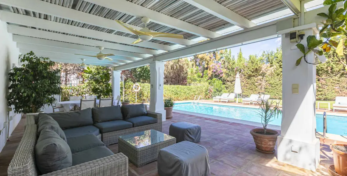 Продажа  отдельно стоящей виллы в Elviria 13