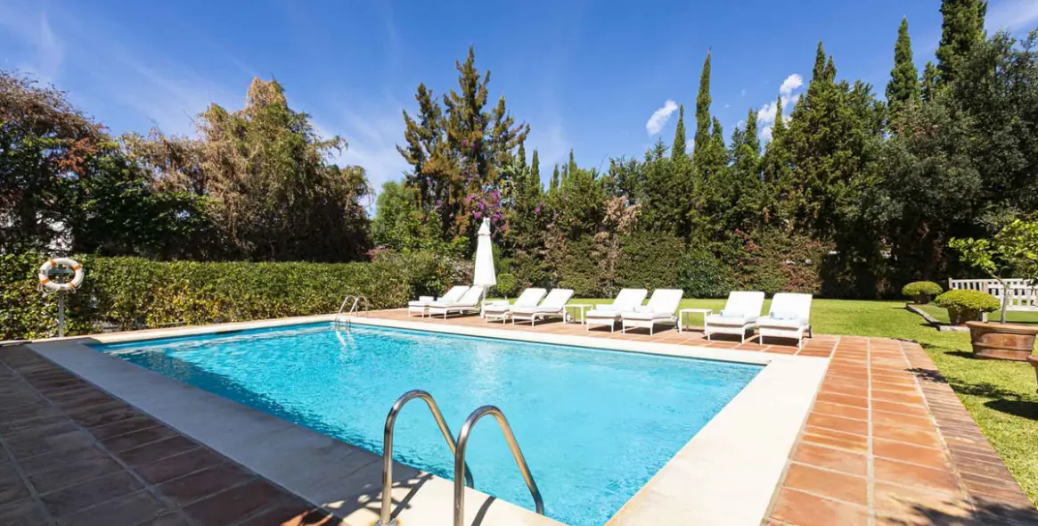 Продажа  отдельно стоящей виллы в Elviria 14