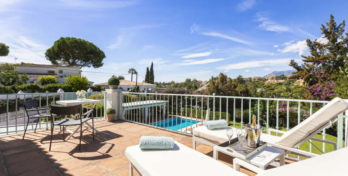 Продажа  отдельно стоящей виллы в Elviria 15