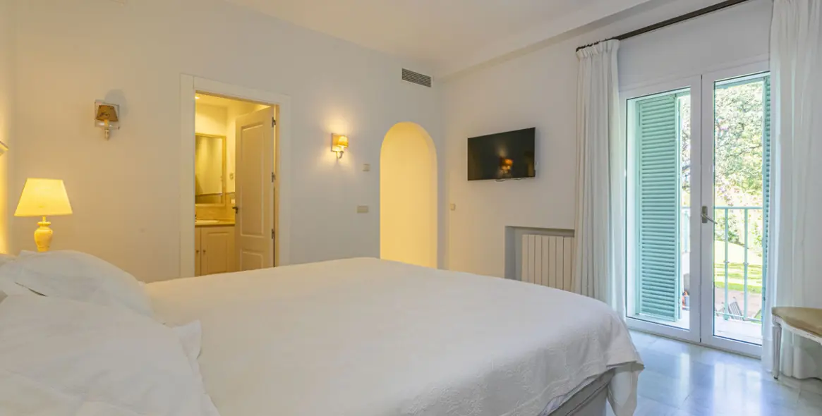 Продажа  отдельно стоящей виллы в Elviria 17