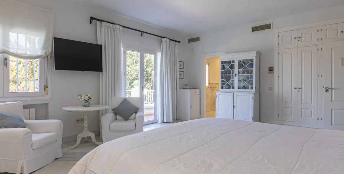 Продажа  отдельно стоящей виллы в Elviria 19