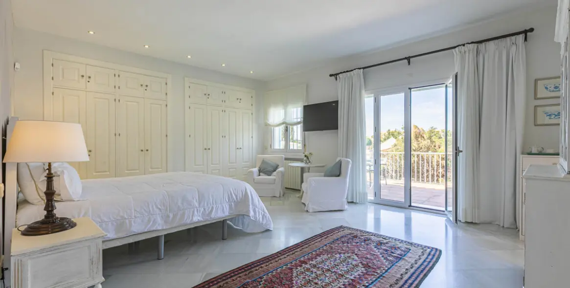 Продажа  отдельно стоящей виллы в Elviria 20