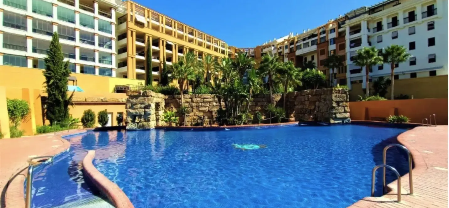 Sale of middle floor apartment in San Pedro de Alcántara 0