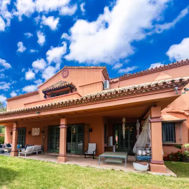 Venta de villa independiente en Nueva Andalucía