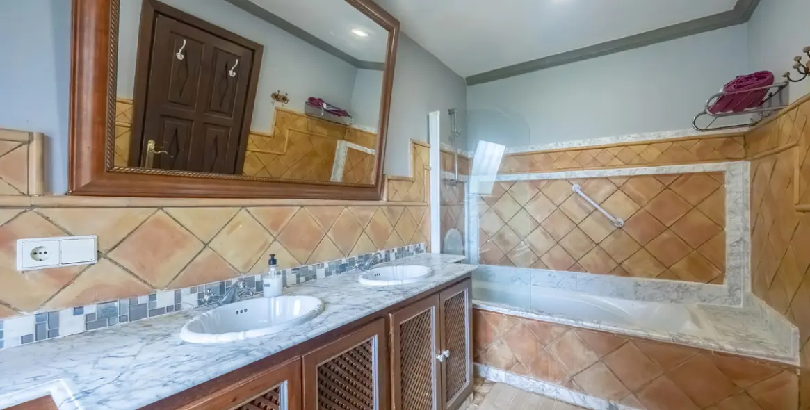 Sale of detached villa in Nueva Andalucía 8