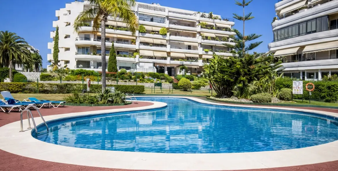 Venta de apartamento en planta media en Guadalmina Alta 1