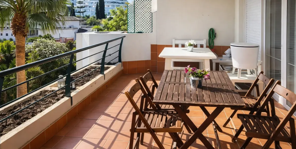 Venta de apartamento en planta media en Guadalmina Alta 2