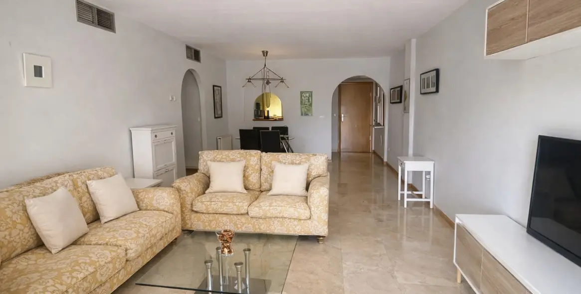 Venta de apartamento en planta media en Guadalmina Alta 3