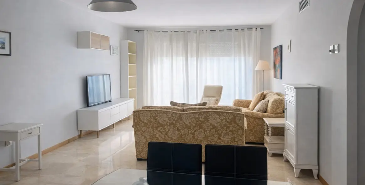 Venta de apartamento en planta media en Guadalmina Alta 5