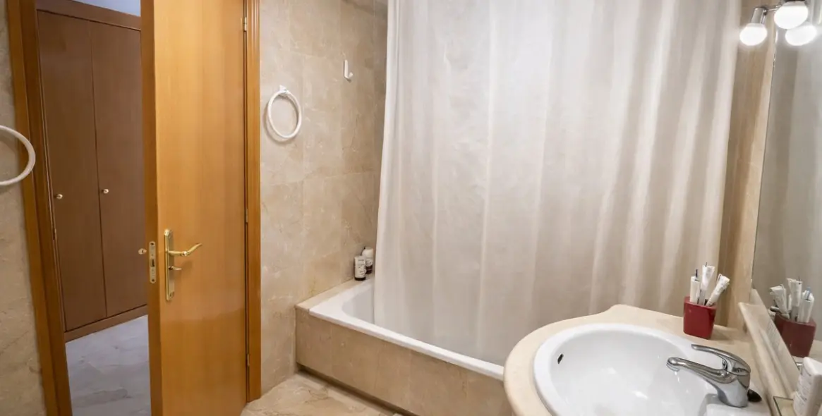 Venta de apartamento en planta media en Guadalmina Alta 9