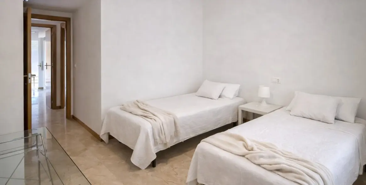 Venta de apartamento en planta media en Guadalmina Alta 10