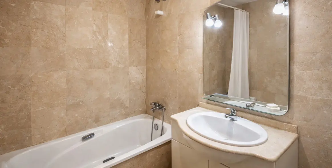 Venta de apartamento en planta media en Guadalmina Alta 12