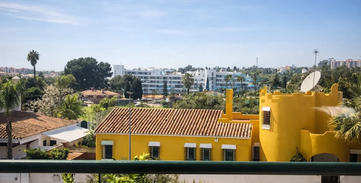 Venta de apartamento en planta media en Guadalmina Alta 13