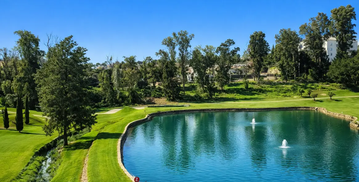 Venta de apartamento en planta media en Guadalmina Alta 15