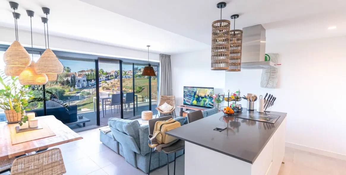 Продажа апартаментов на среднем этаже в New Golden Mile 16