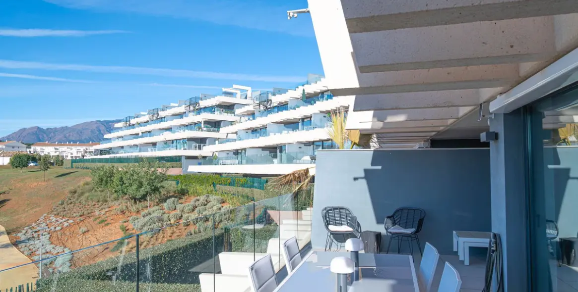 Продажа апартаментов на среднем этаже в New Golden Mile 31