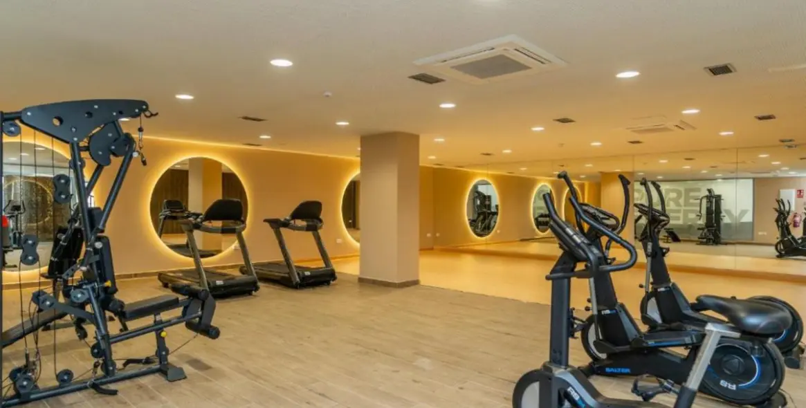 Продажа апартаментов на среднем этаже в New Golden Mile 35