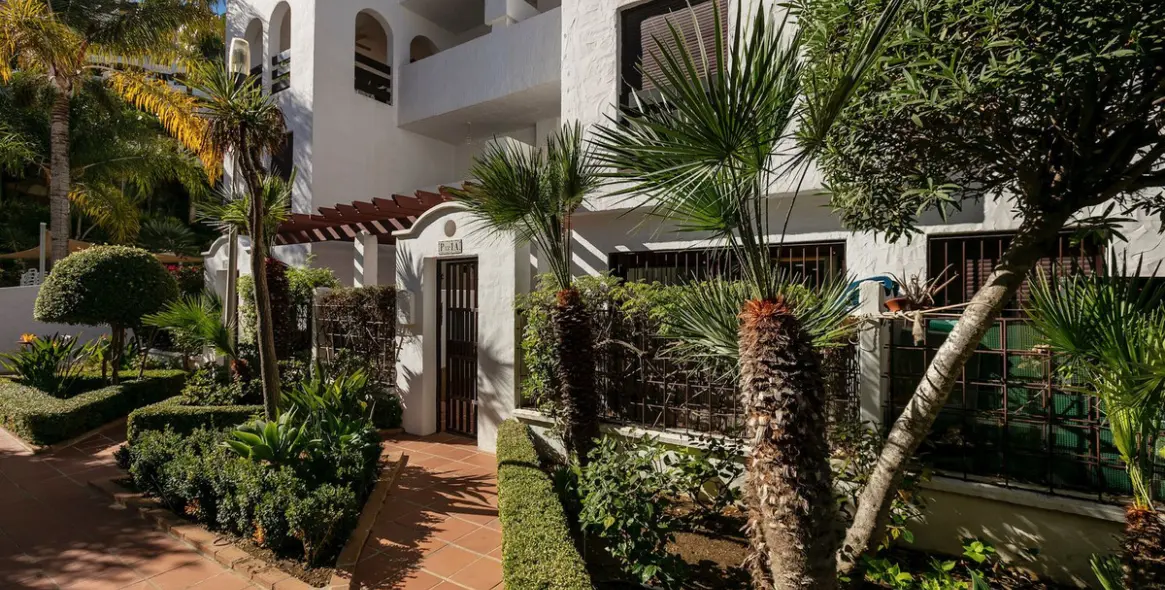 Sale of ground floor apartment in Nueva Andalucía 12
