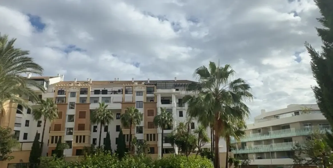 Sale of middle floor apartment in San Pedro de Alcántara 15
