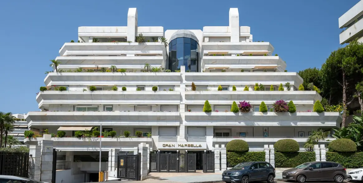 Sale of middle floor apartment in Marbella 1