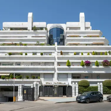 Sale of middle floor apartment in Marbella