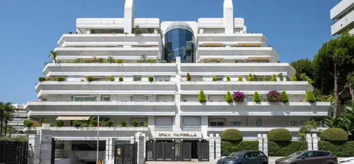 Sale of middle floor apartment in Marbella 0