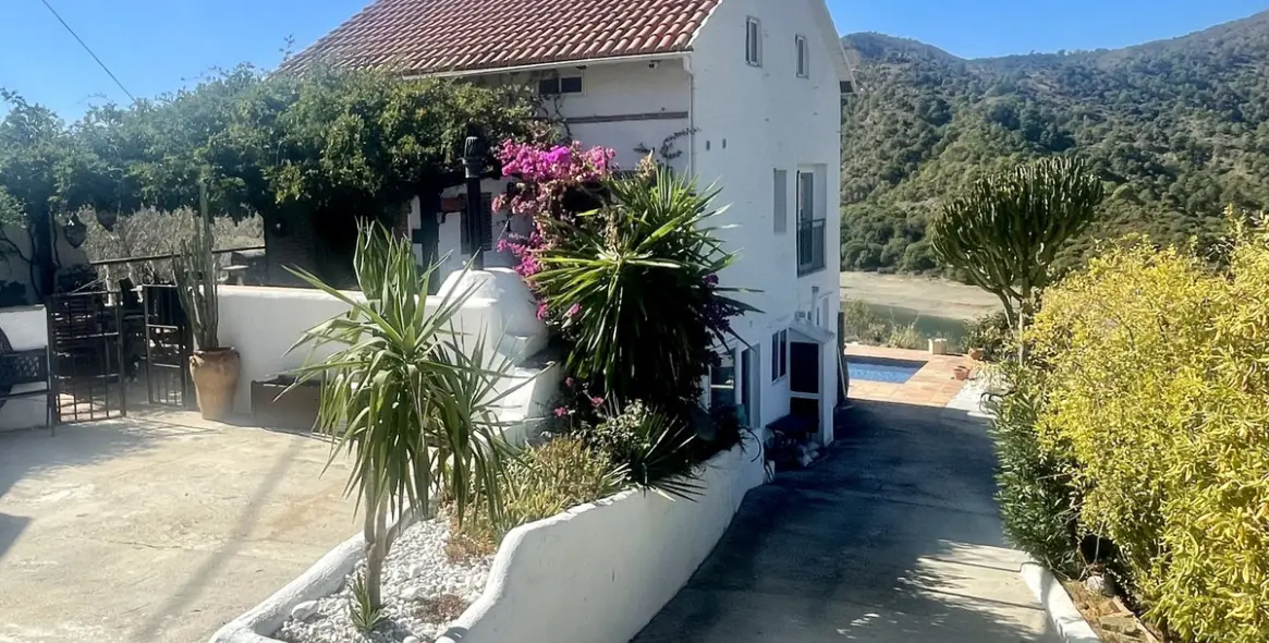 Sale of detached villa in Istán 12