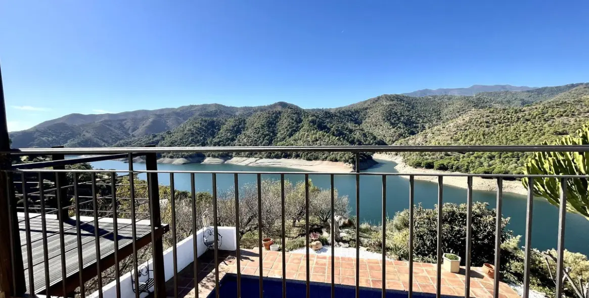 Sale of detached villa in Istán 17