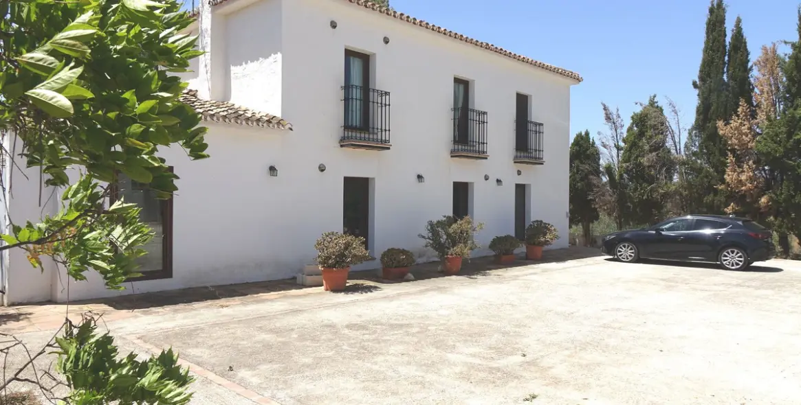 Sale of detached villa in Valtocado 1