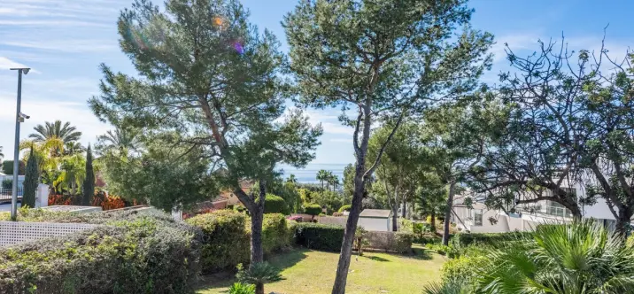 Sale of townhouse in The Golden Mile 1