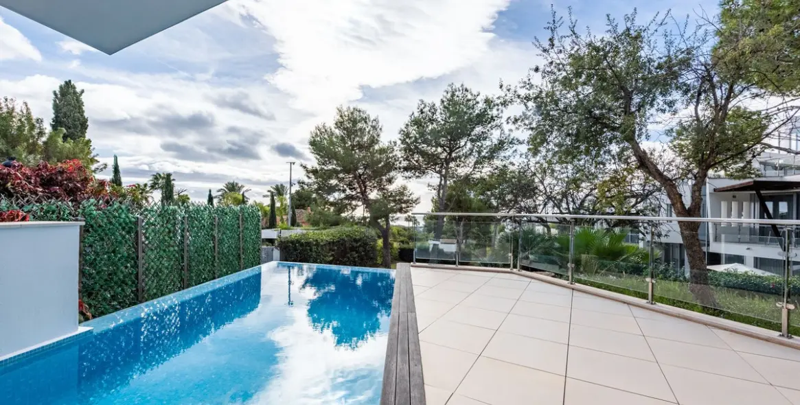 Sale of townhouse in The Golden Mile 13