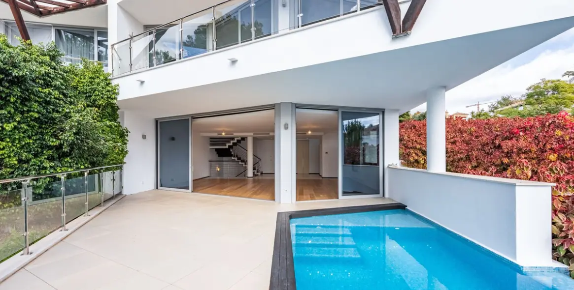 Sale of townhouse in The Golden Mile 14