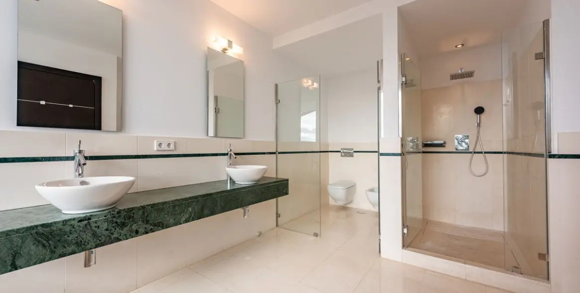 Sale of townhouse in The Golden Mile 18