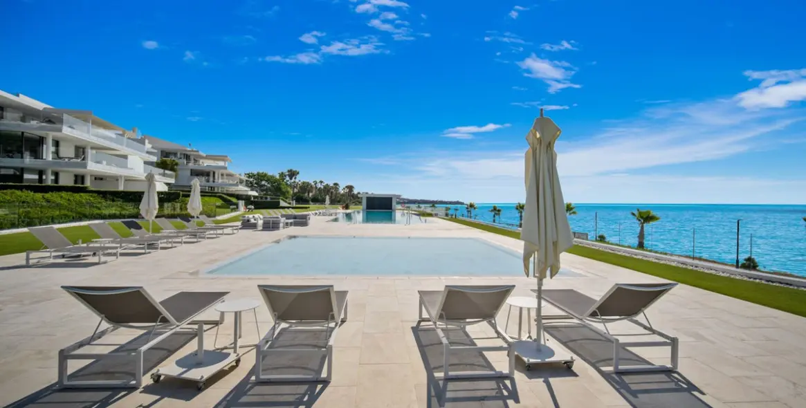 Alquiler a largo plazo de apartamento en planta media en Estepona 42