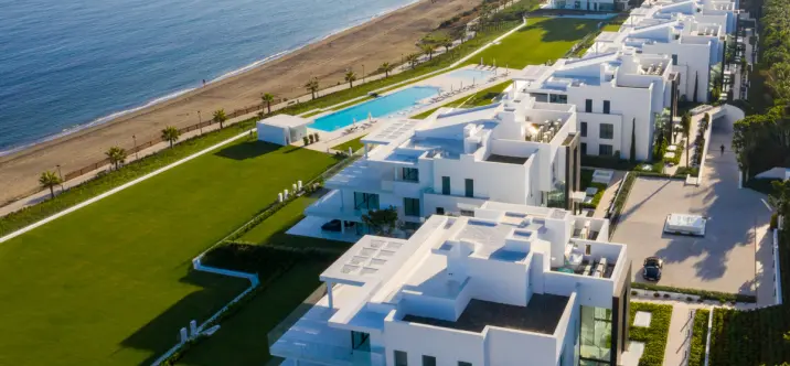 Short-term rent of middle floor apartment in Estepona 0